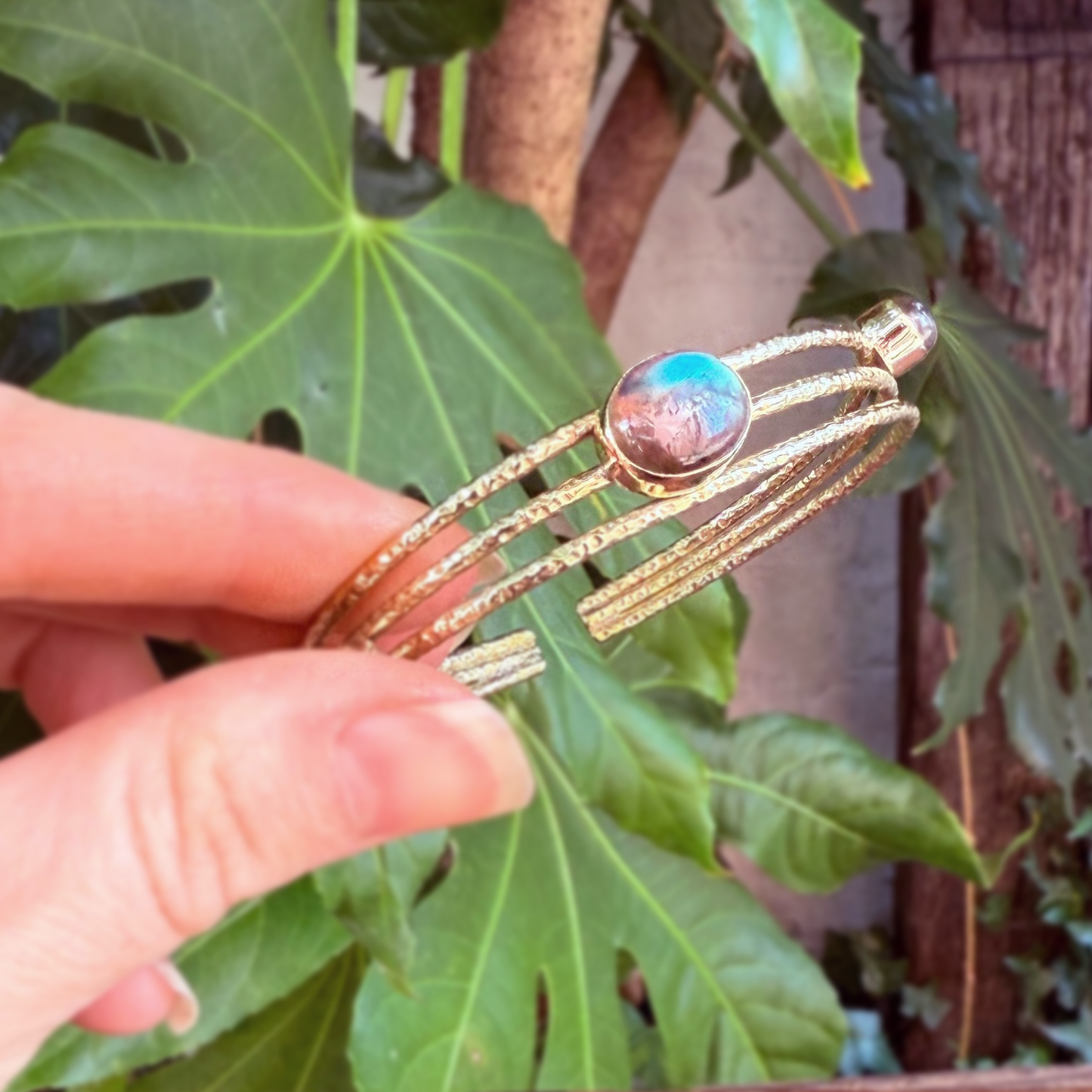 Bracciale in Ottone Martellato con Labradorite | Regolabile | Artigianale