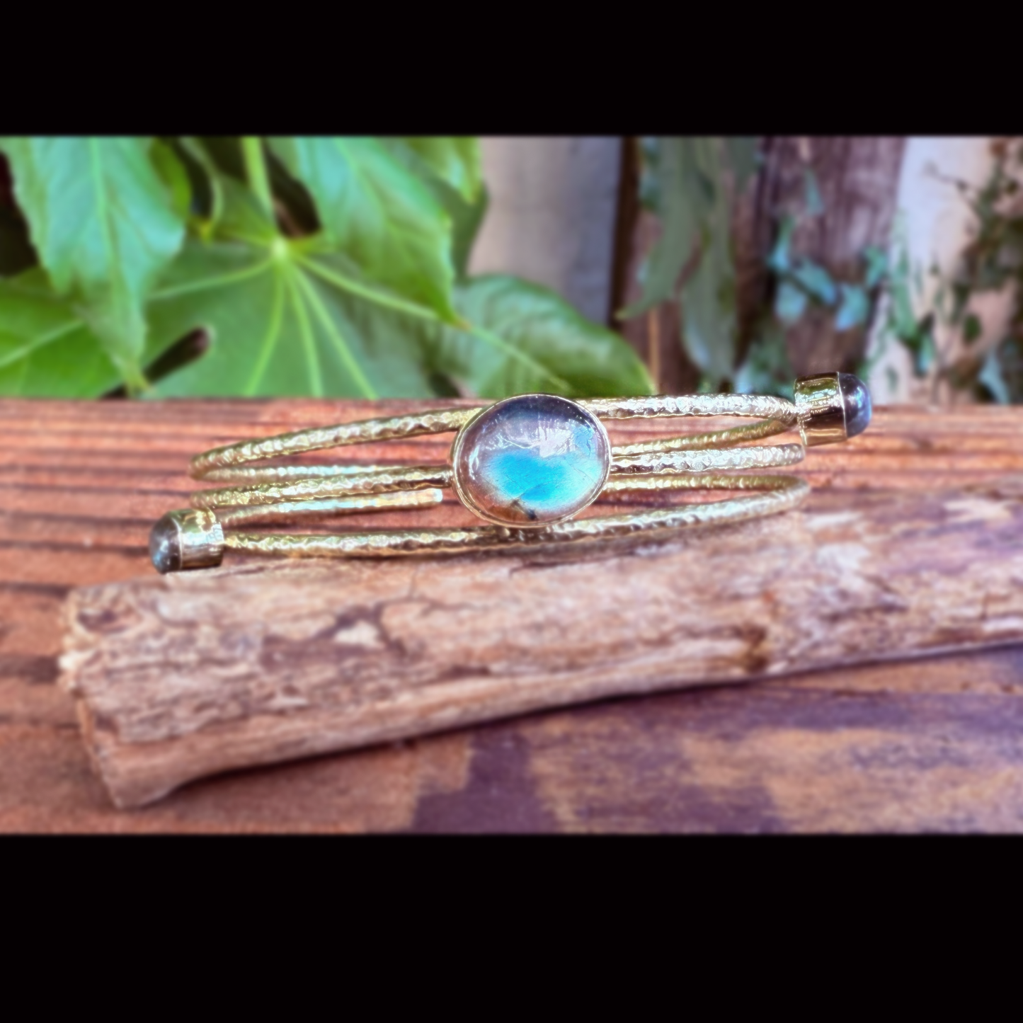 Bracciale in Ottone Martellato con Labradorite | Regolabile | Artigianale