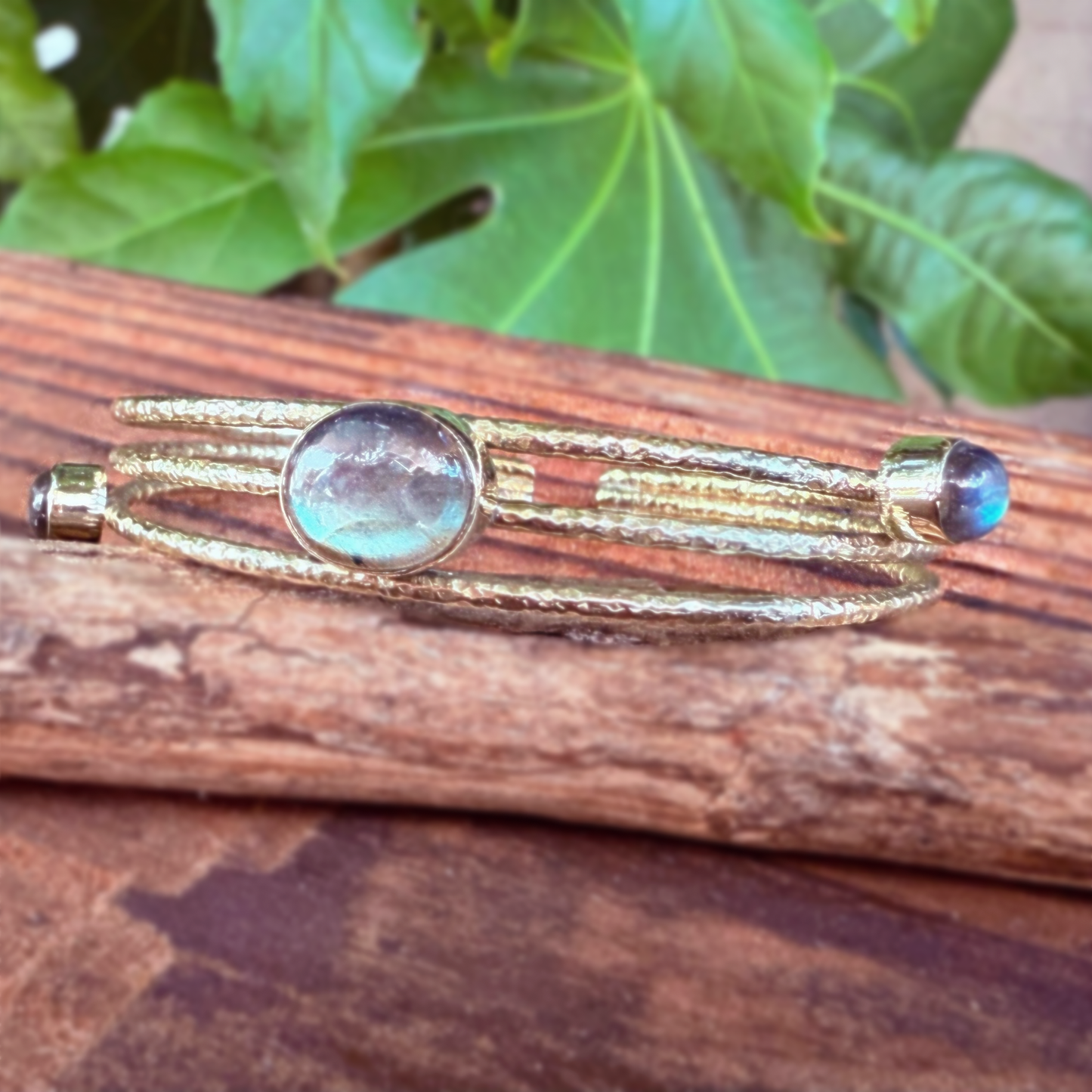 Bracciale in Ottone Martellato con Labradorite | Regolabile | Artigianale