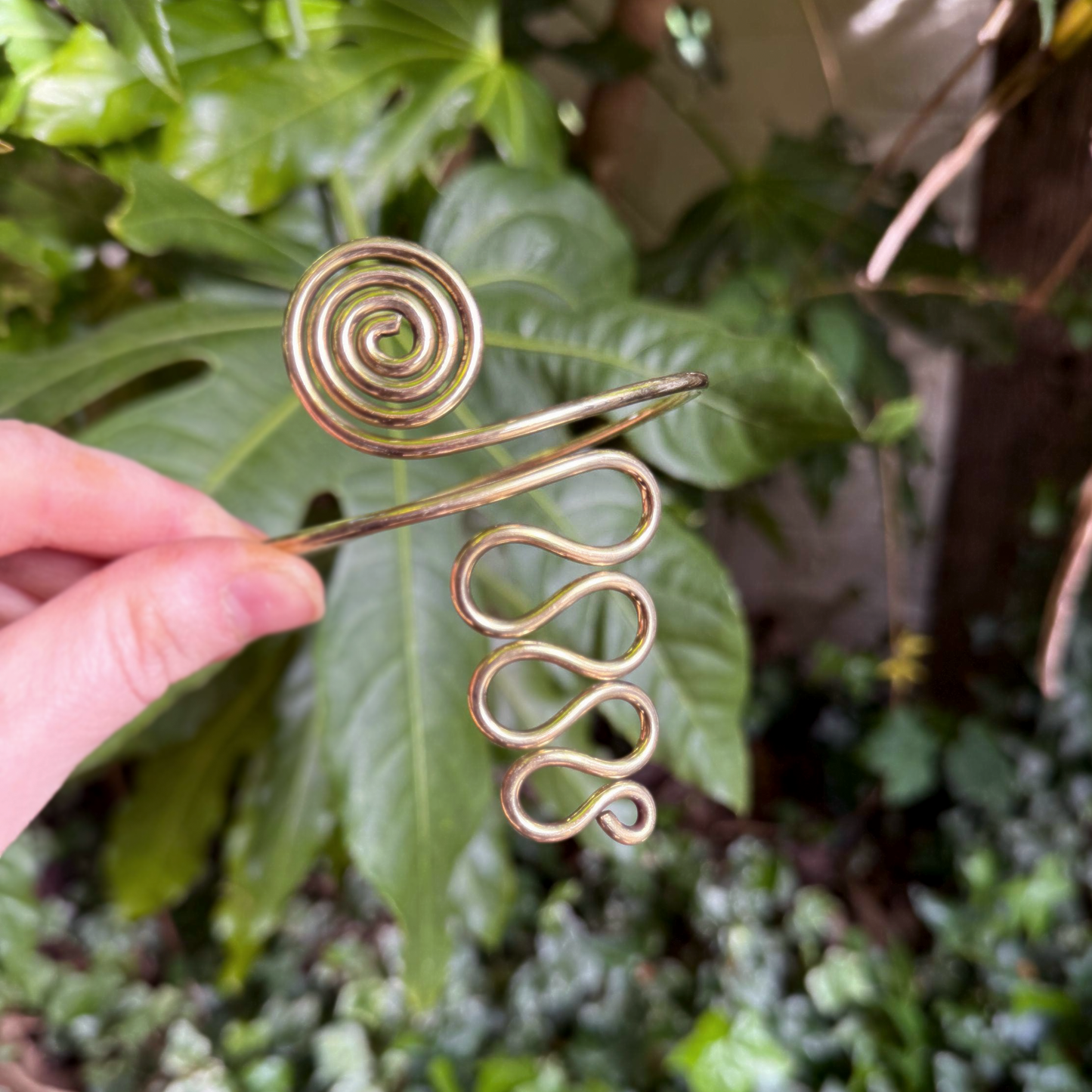 Bracciale a Spirale | Regolabile | Ottone martellato di alta qualità