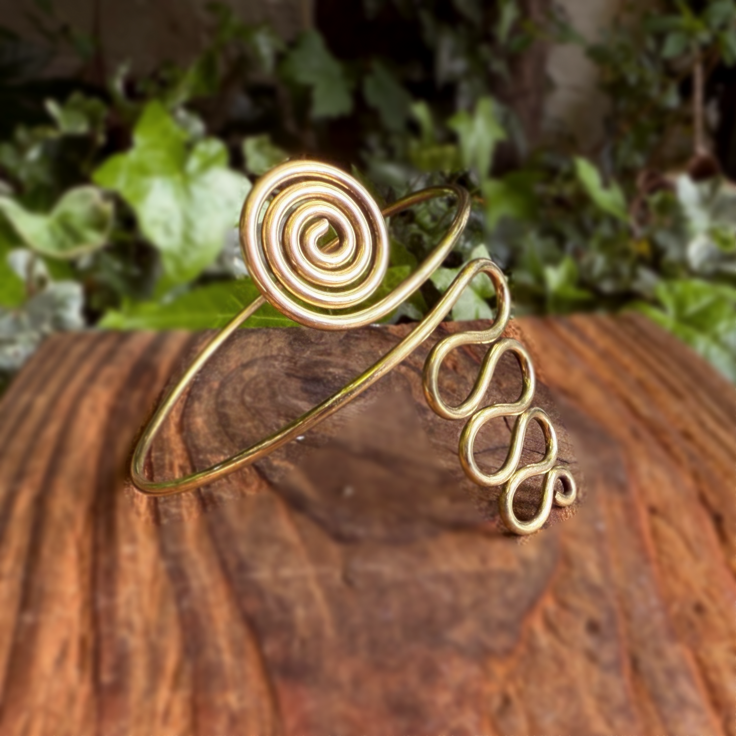 Bracciale a Spirale | Regolabile | Ottone martellato di alta qualità