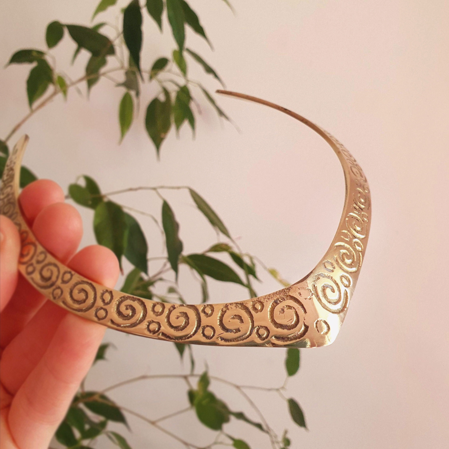 Collana girocollo in ottone | Spirali incise | Fatto a mano