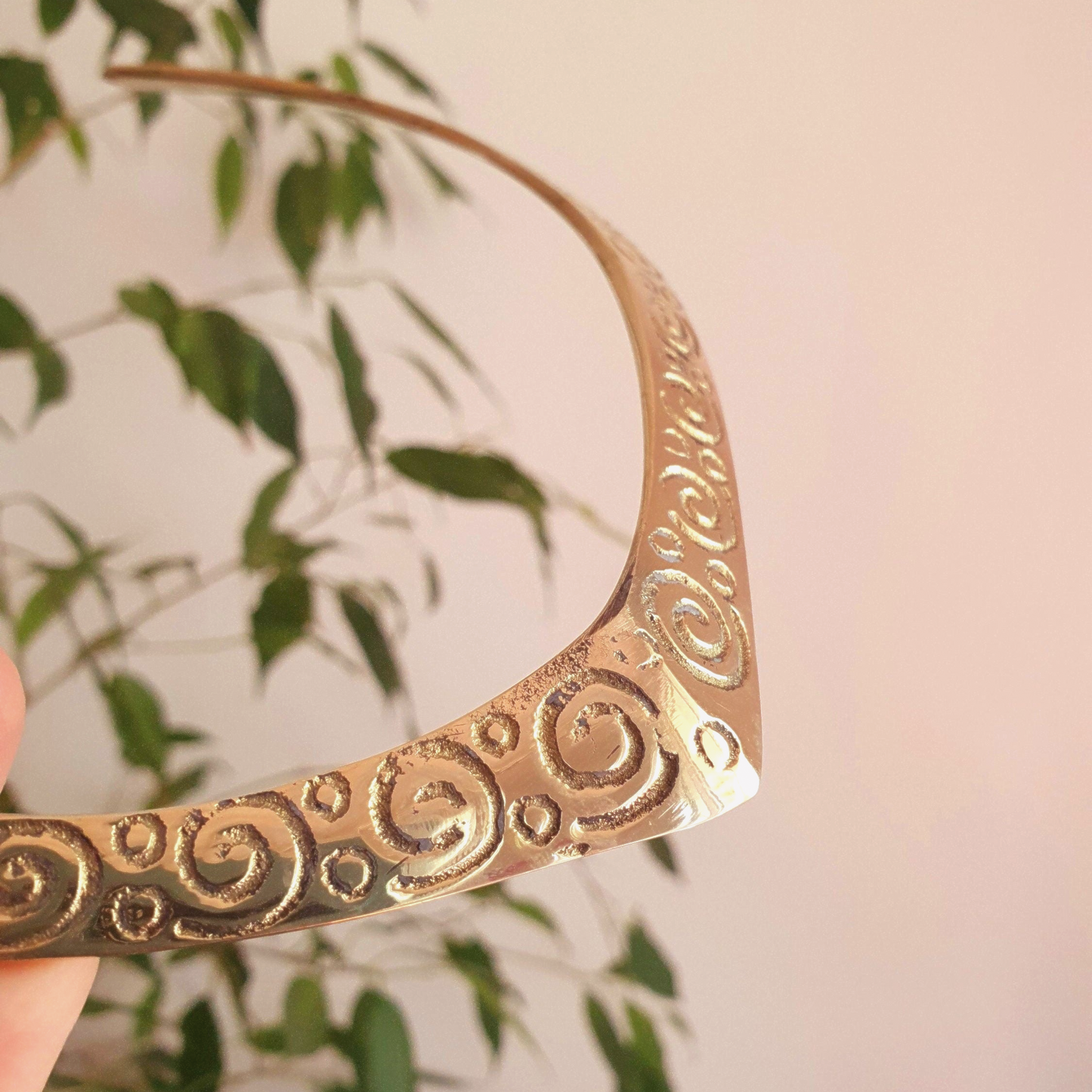 Collana girocollo in ottone | Spirali incise | Fatto a mano