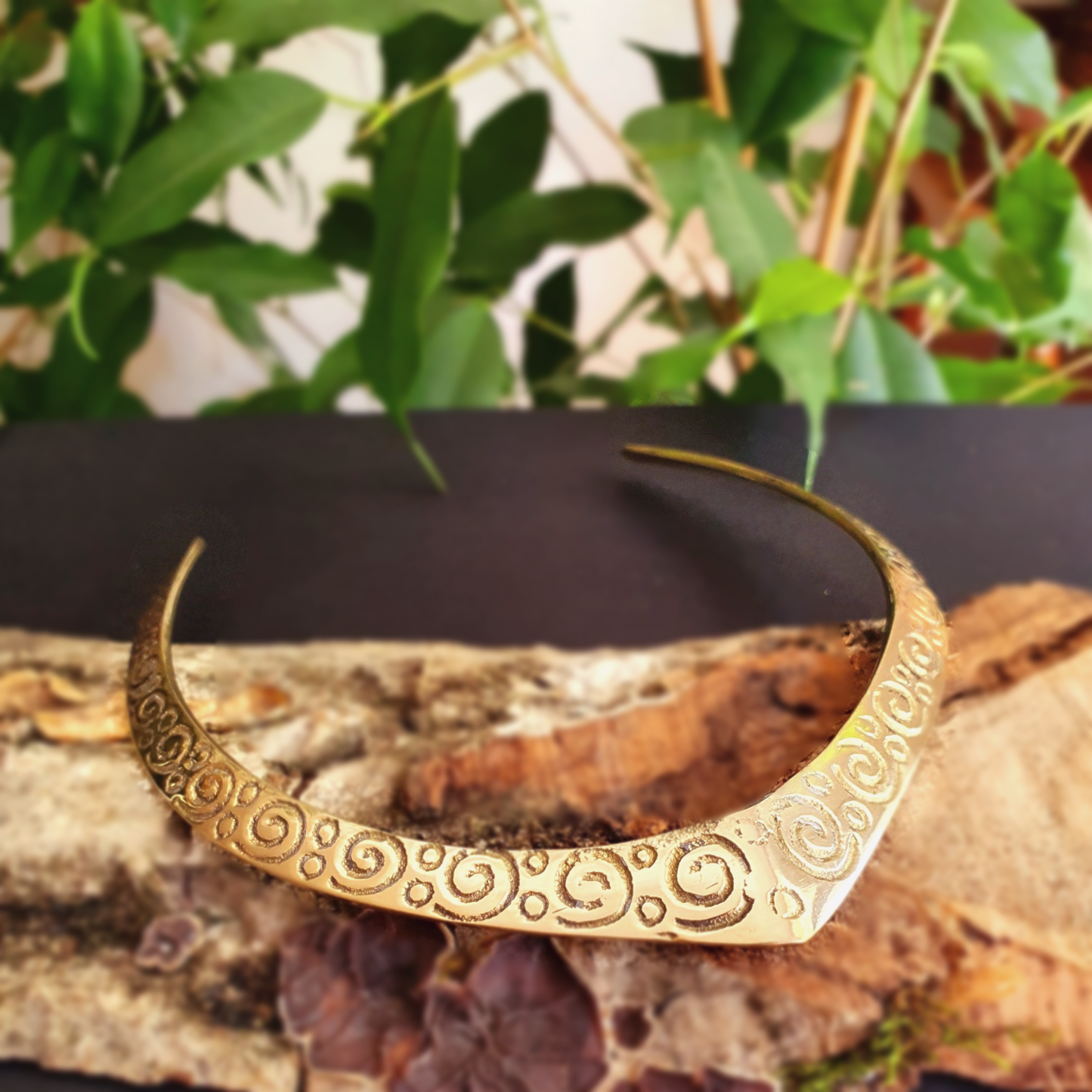 Collana girocollo in ottone | Spirali incise | Fatto a mano