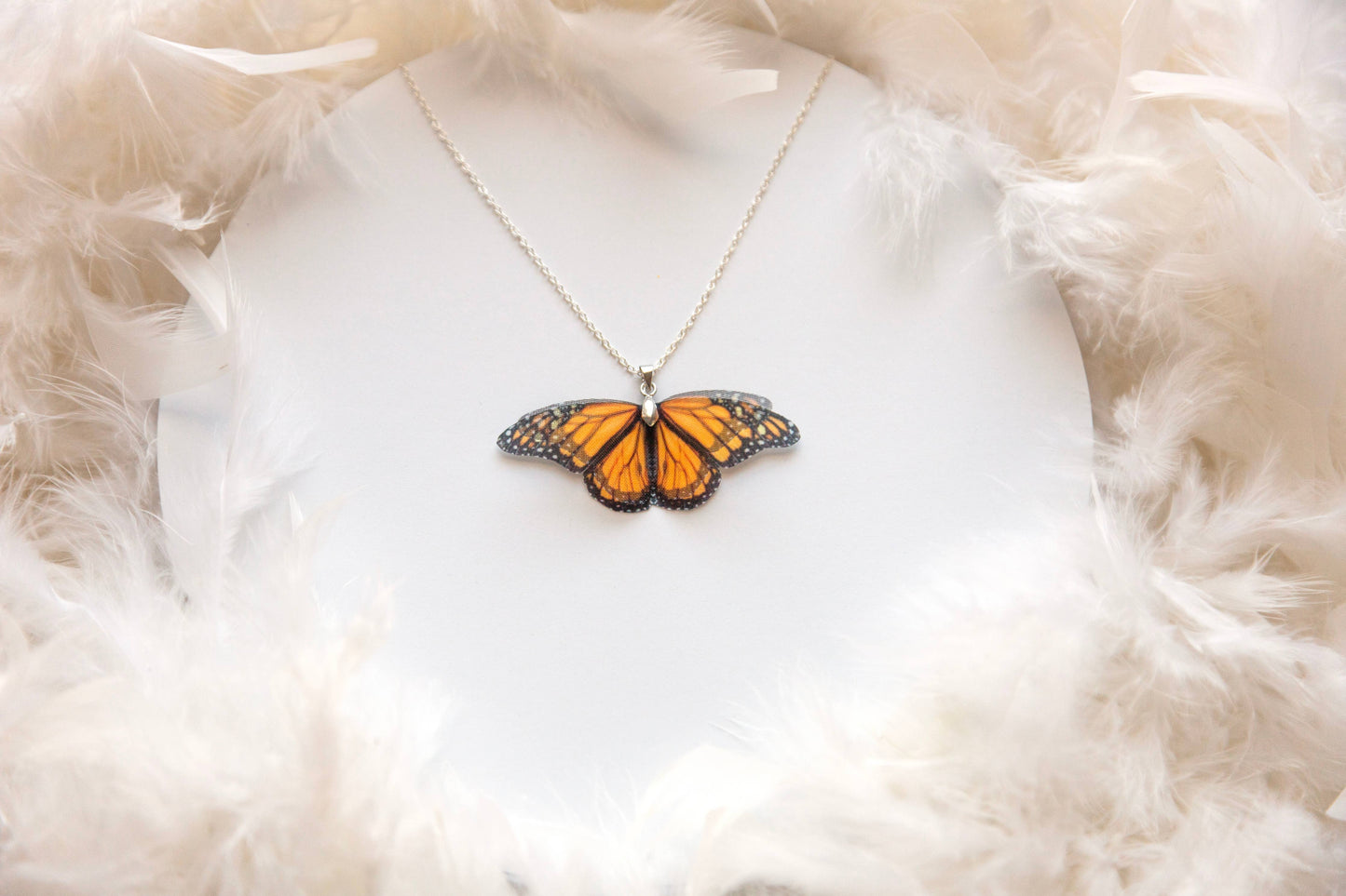 Collana con ciondolo a forma di farfalla monarca fatta a mano in stile boho