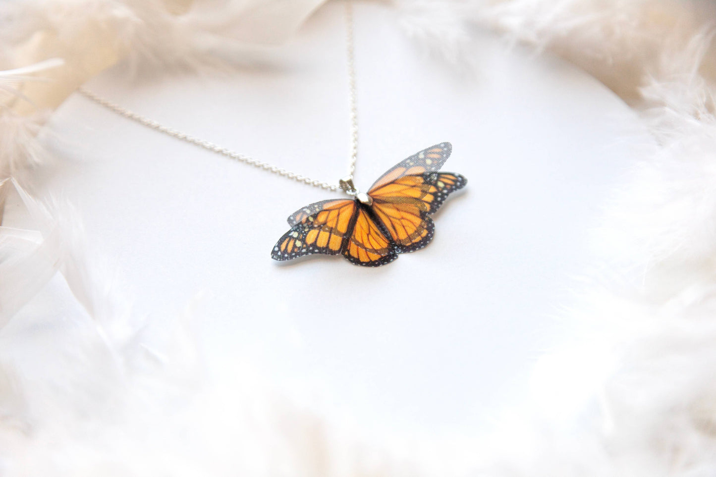 Collana con ciondolo a forma di farfalla monarca fatta a mano in stile boho