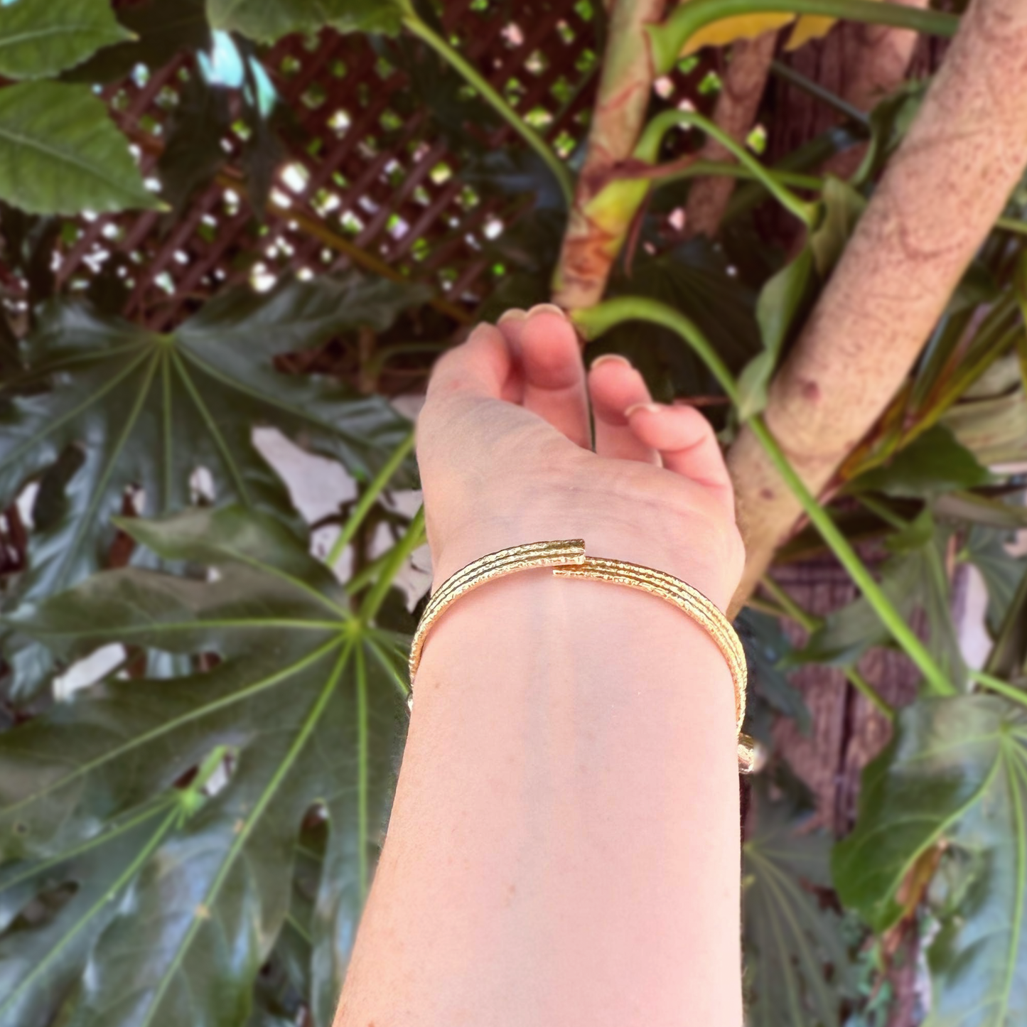 Bracciale in Ottone Martellato con Labradorite | Regolabile | Artigianale
