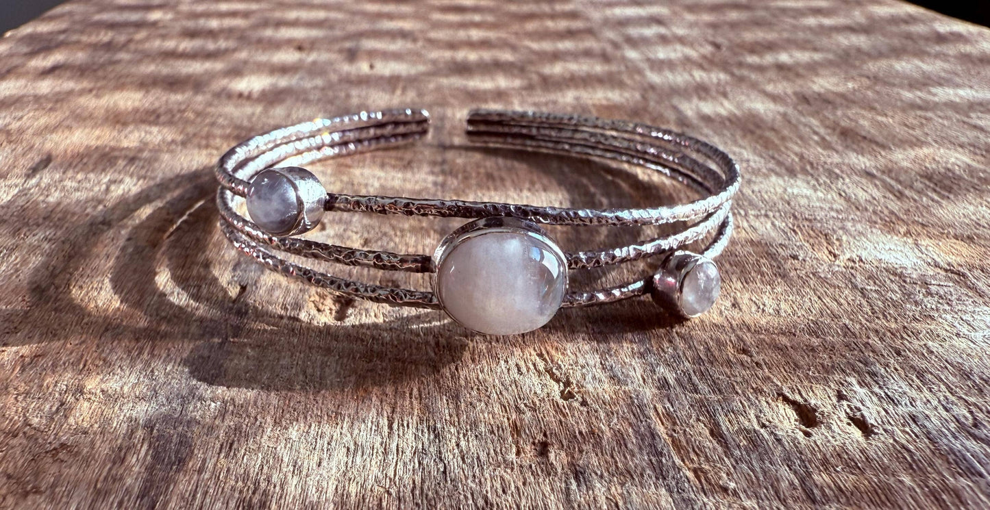 Bracciale in Ottone Martellato | Pietra di Luna | Regolabile | Artigianale