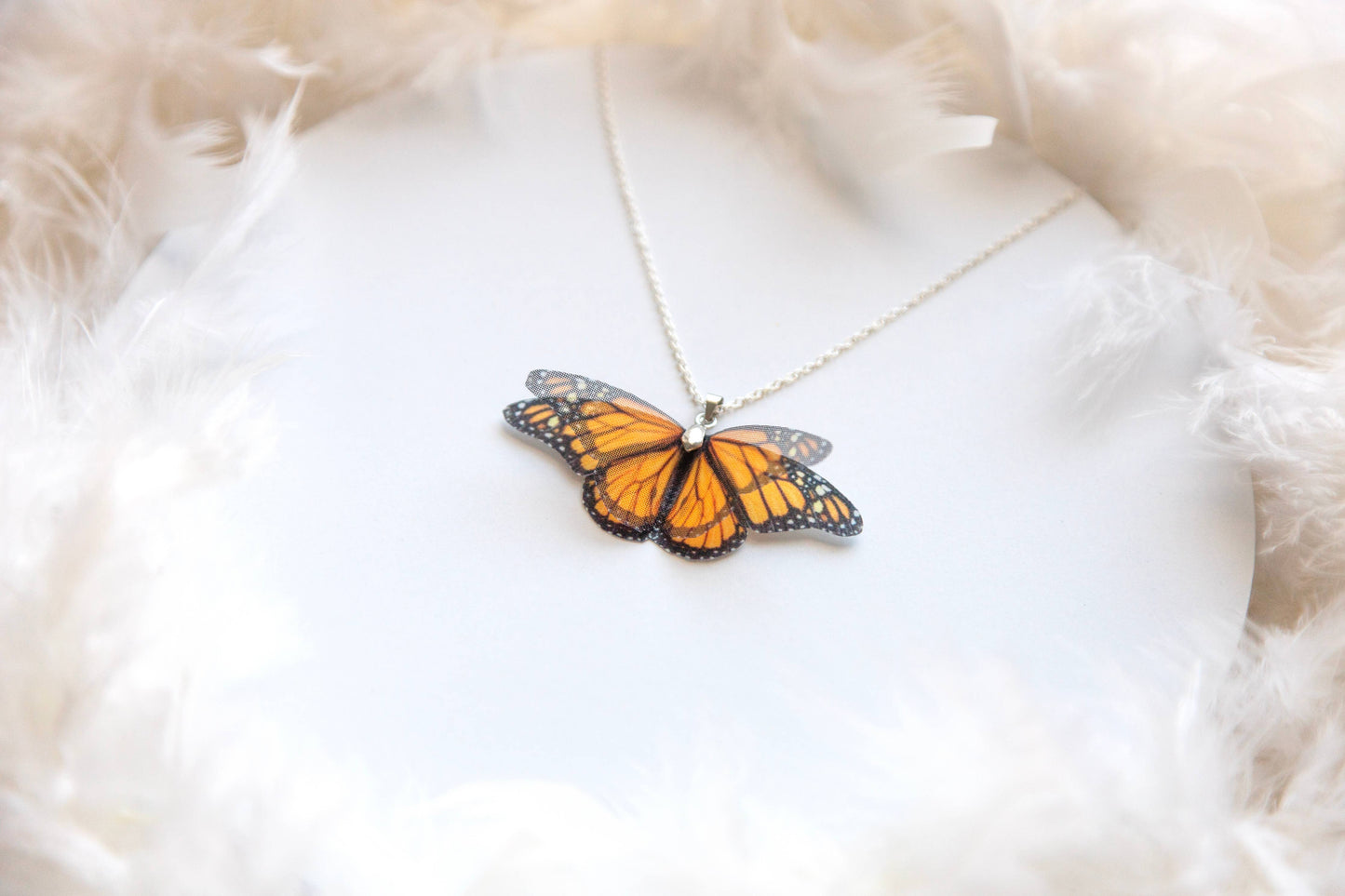 Collana con ciondolo a forma di farfalla monarca fatta a mano in stile boho