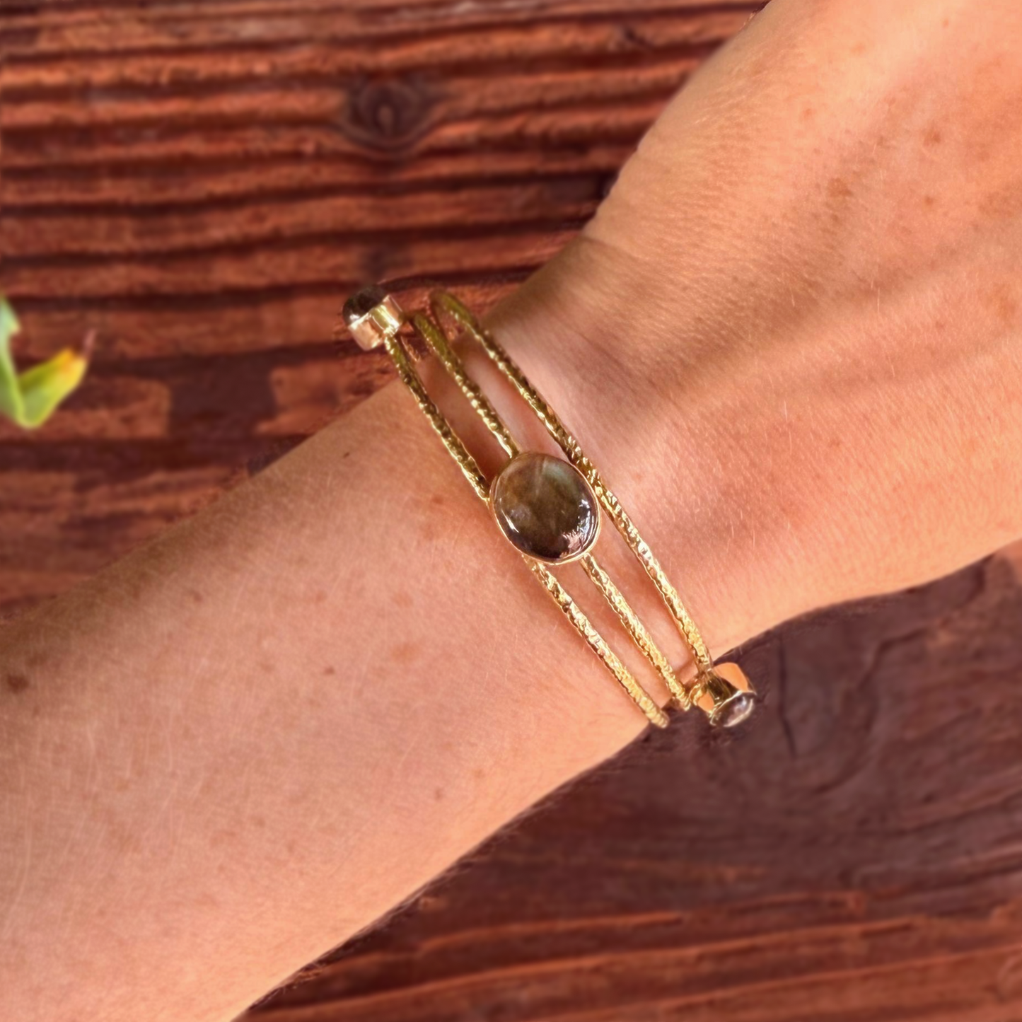 Bracciale in Ottone Martellato con Labradorite | Regolabile | Artigianale