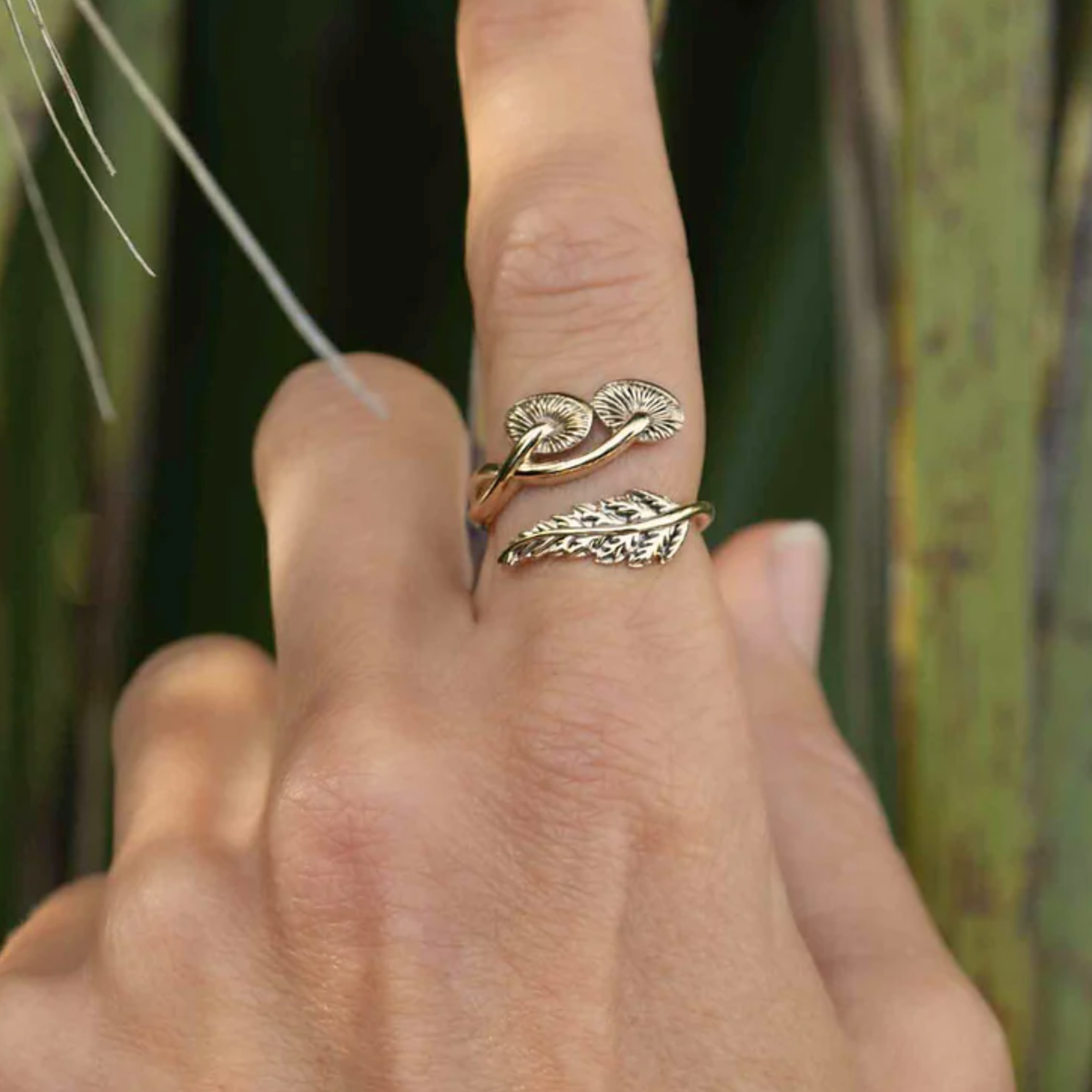 Anello_con_funghi_in_bronzo_regolabile_indossato
