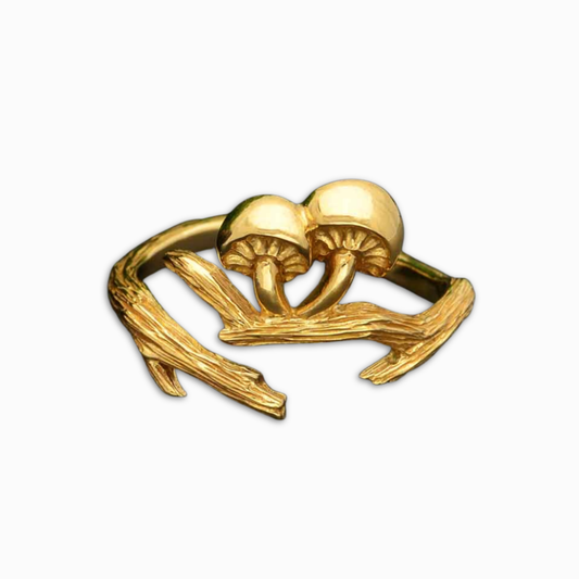 Anello regolabile in bronzo con rametto avvolgente e due piccoli funghi. Un gioiello woodland e fairycore ispirato al bosco e alla natura.