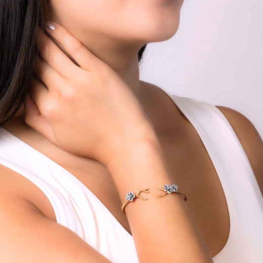 Bracciale regolabile in bronzo con fiori di melo in argento