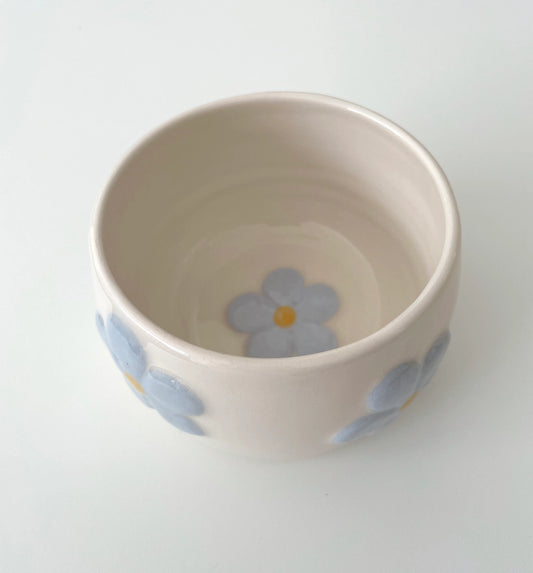 Ciotola artigianale in ceramica con piccoli fiori in rilievo