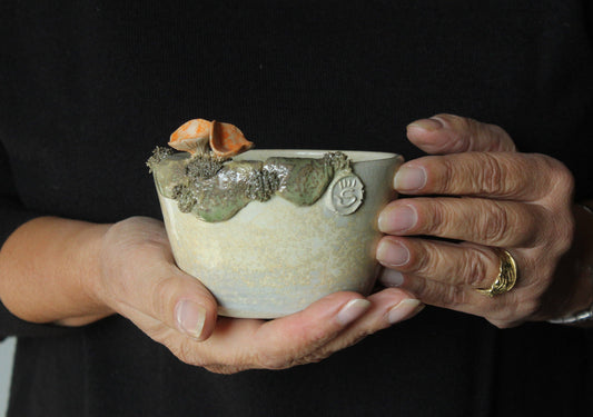 Ciotola in ceramica con piccoli funghi decorativi realizzati a mano