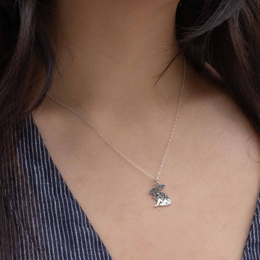 Collana fairycore con lepre sotto la luna ispirata alla natura