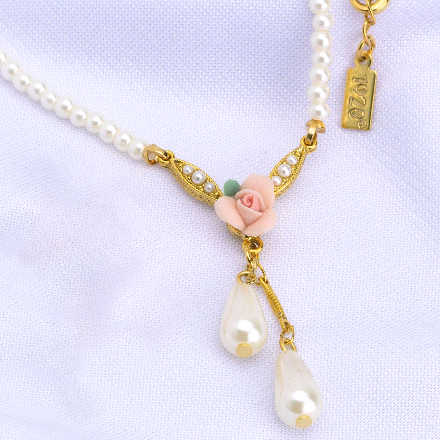 Rosalith | Collana in porcellana con ciondolo a forma di rosa e perla sintetica da 3 mm
