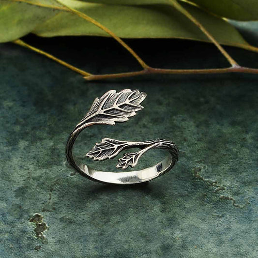 Dettaglio anello botanico con foglie scolpite in argento 925