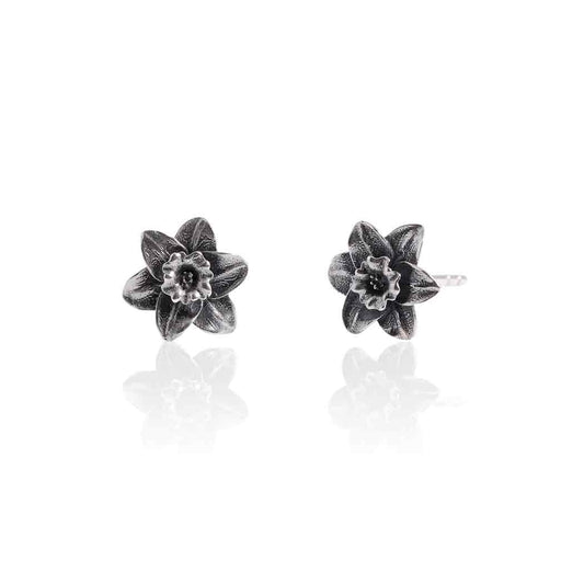 Dettaglio orecchini narciso in argento 925 con petali scolpiti