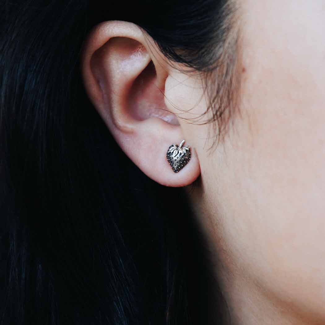 Orecchini fragolina FairTrade in Argento Sterling Riciclato ♻️ ❤️Simbolo di primavera e di amore, la fragolina incarna la dolcezza della vita è la purezza dell'anima, aggiungendo un tocco di grazia e femminilità a chi li indossa
