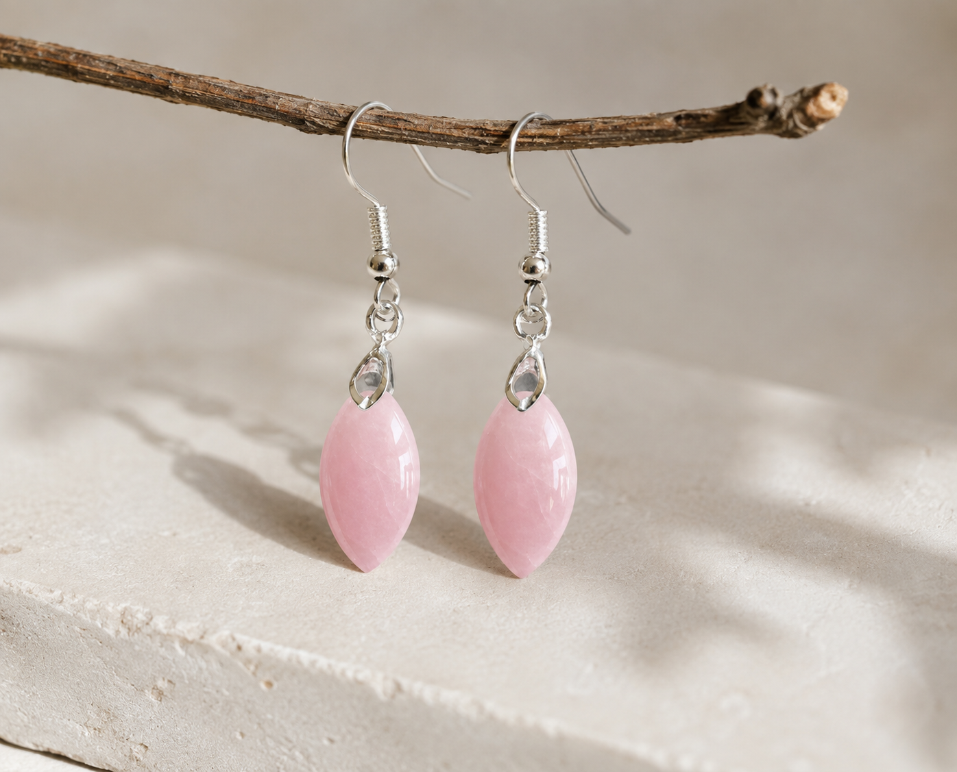 Orecchini marquise in quarzo rosa con finitura argentata