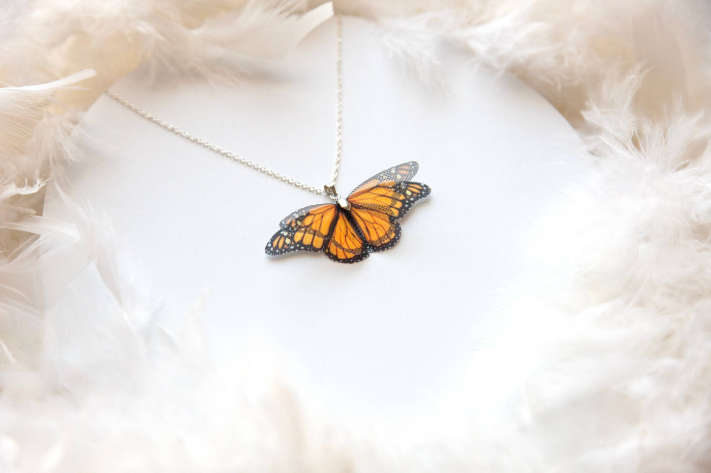 Collana con ciondolo a forma di farfalla monarca fatta a mano in stile boho