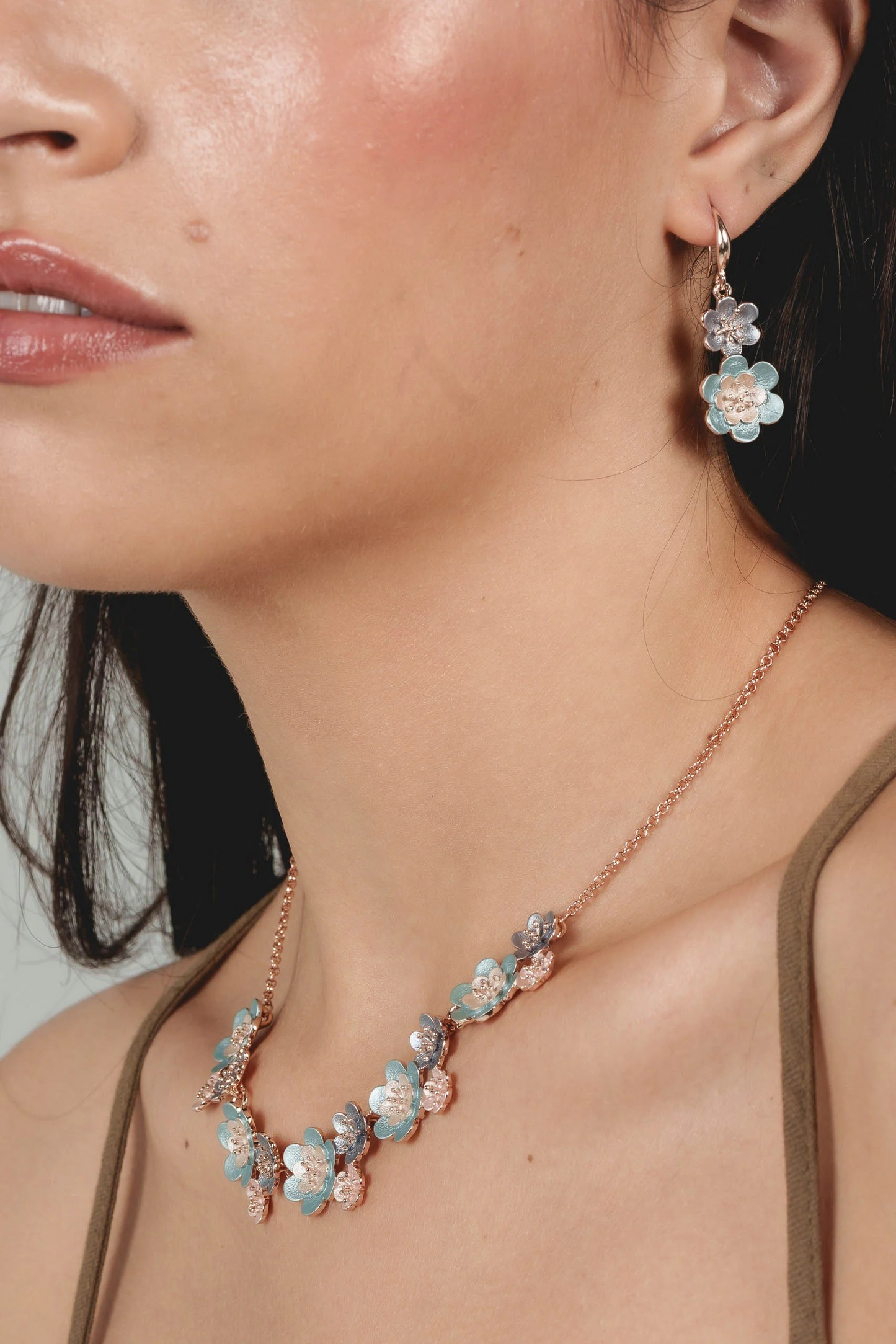 Orecchini fiorellini | dipinti a mano su zama con finitura in oro rosa