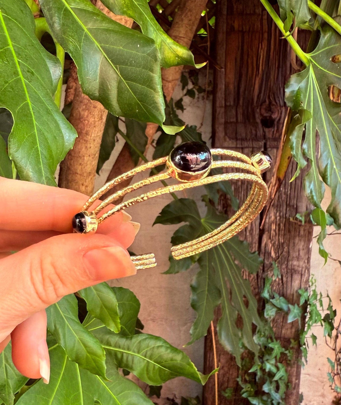 Bracciale in Ottone Martellato con Onice Nero | Regolabile | Artigianale