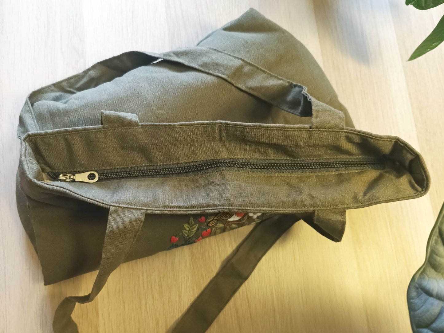 Fragolina | Borsa Tote in Lino Verde Oliva con Ricamo | Cerniera e foderata | Fatto a Mano