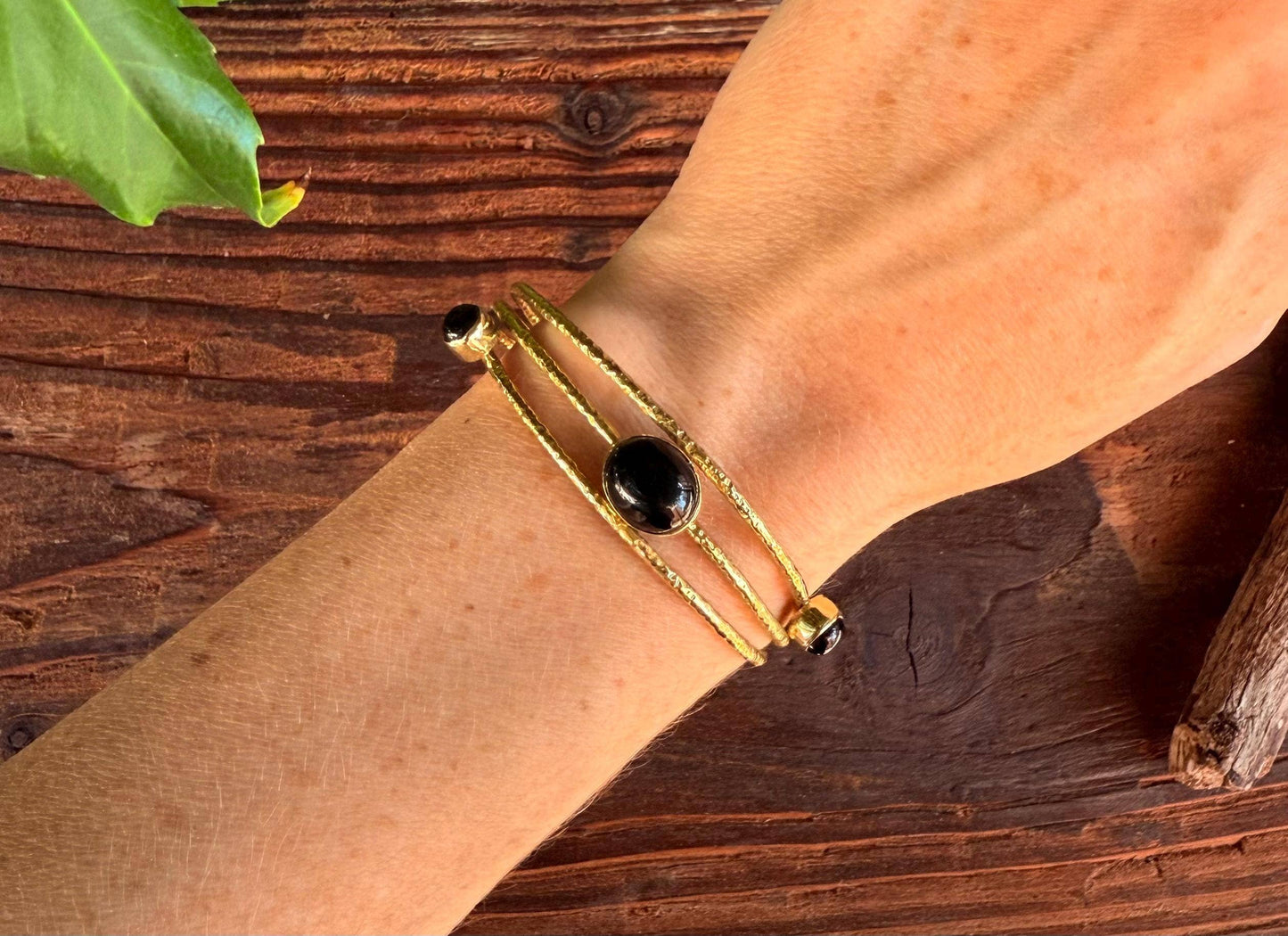 Bracciale in Ottone Martellato con Onice Nero | Regolabile | Artigianale