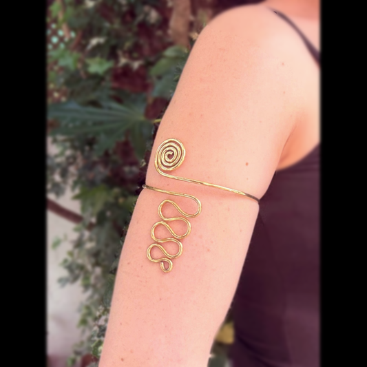 Bracciale a Spirale | Regolabile | Ottone martellato di alta qualità
