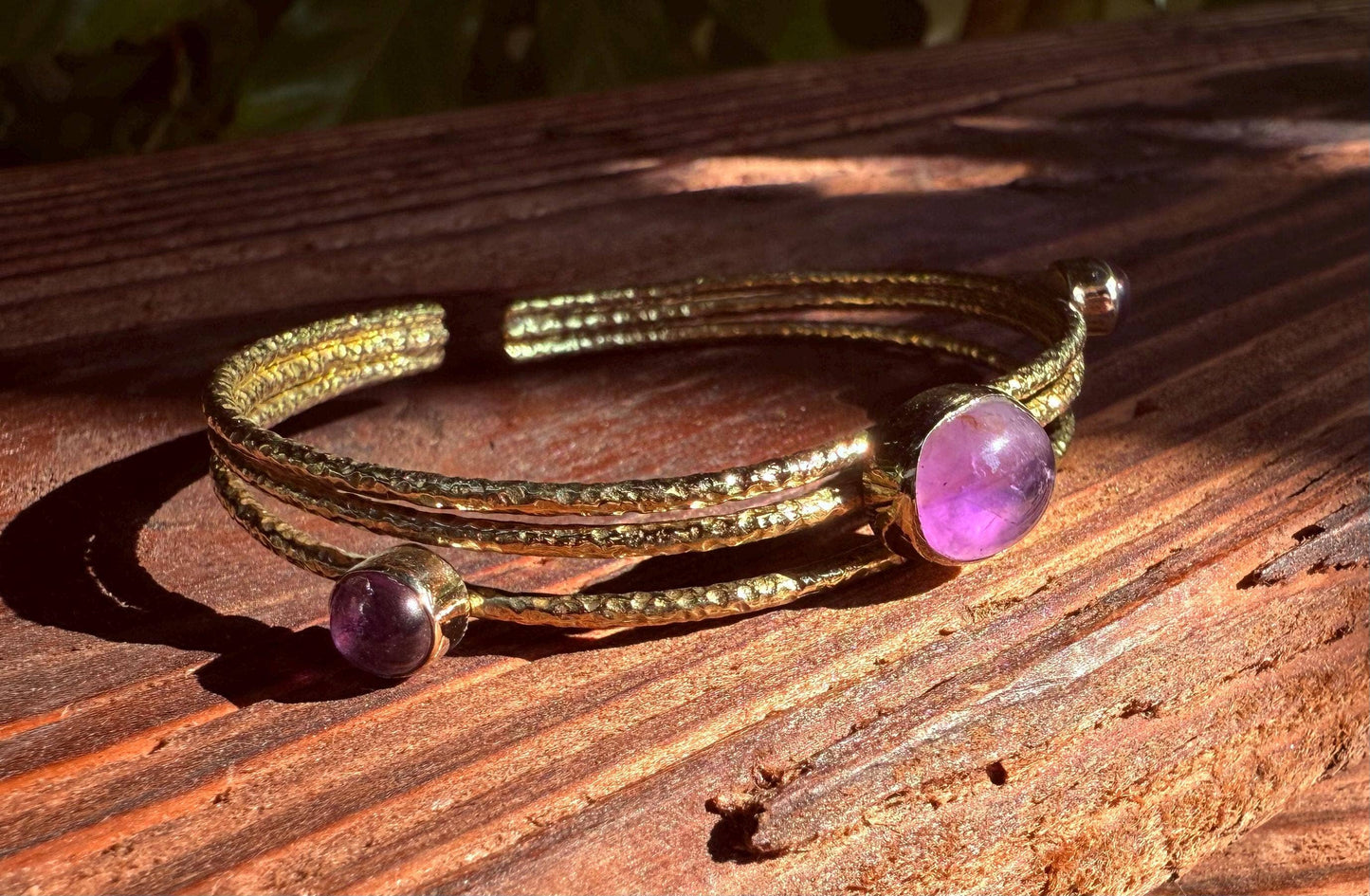 Bracciale in Ottone Martellato con Ametista | Regolabile | Artigianale