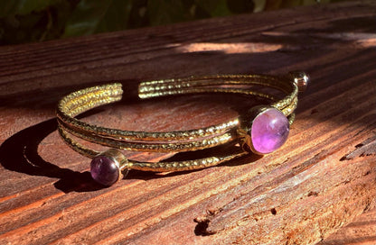 Bracciale in Ottone Martellato con Ametista | Regolabile | Artigianale