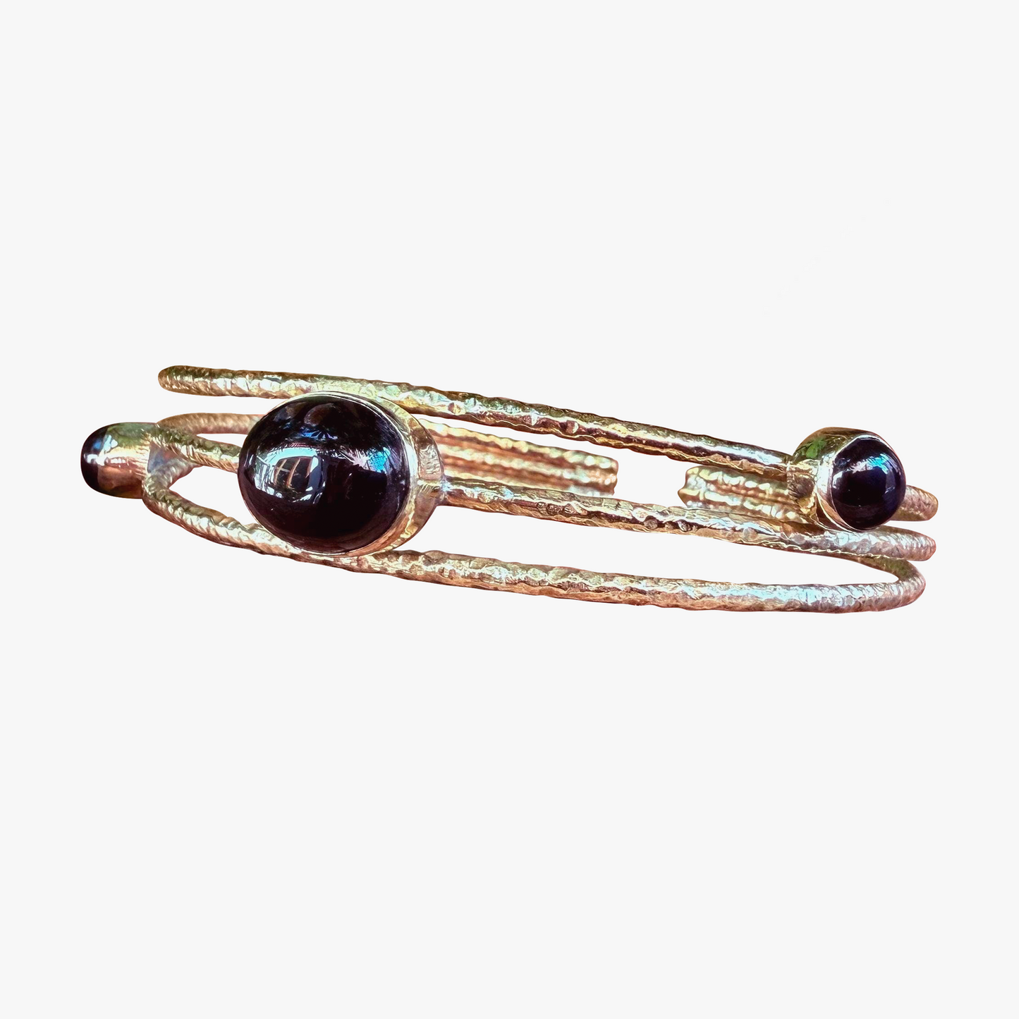 Bracciale in Ottone Martellato con Onice Nero | Regolabile | Artigianale