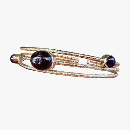 Bracciale in Ottone Martellato con Onice Nero | Regolabile | Artigianale