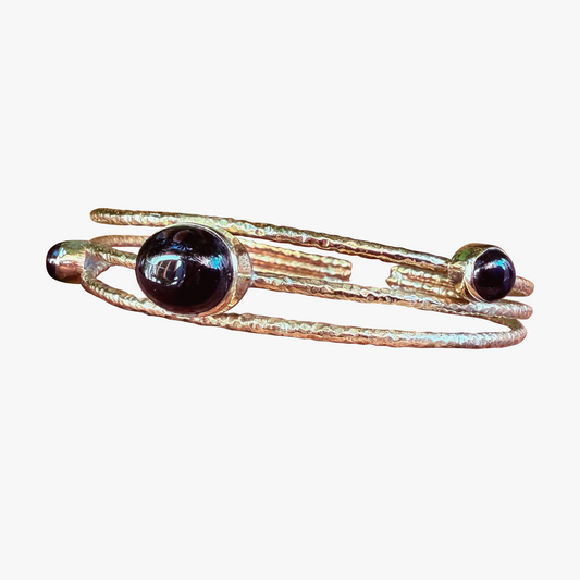 Bracciale in Ottone Martellato con Onice Nero | Regolabile | Artigianale