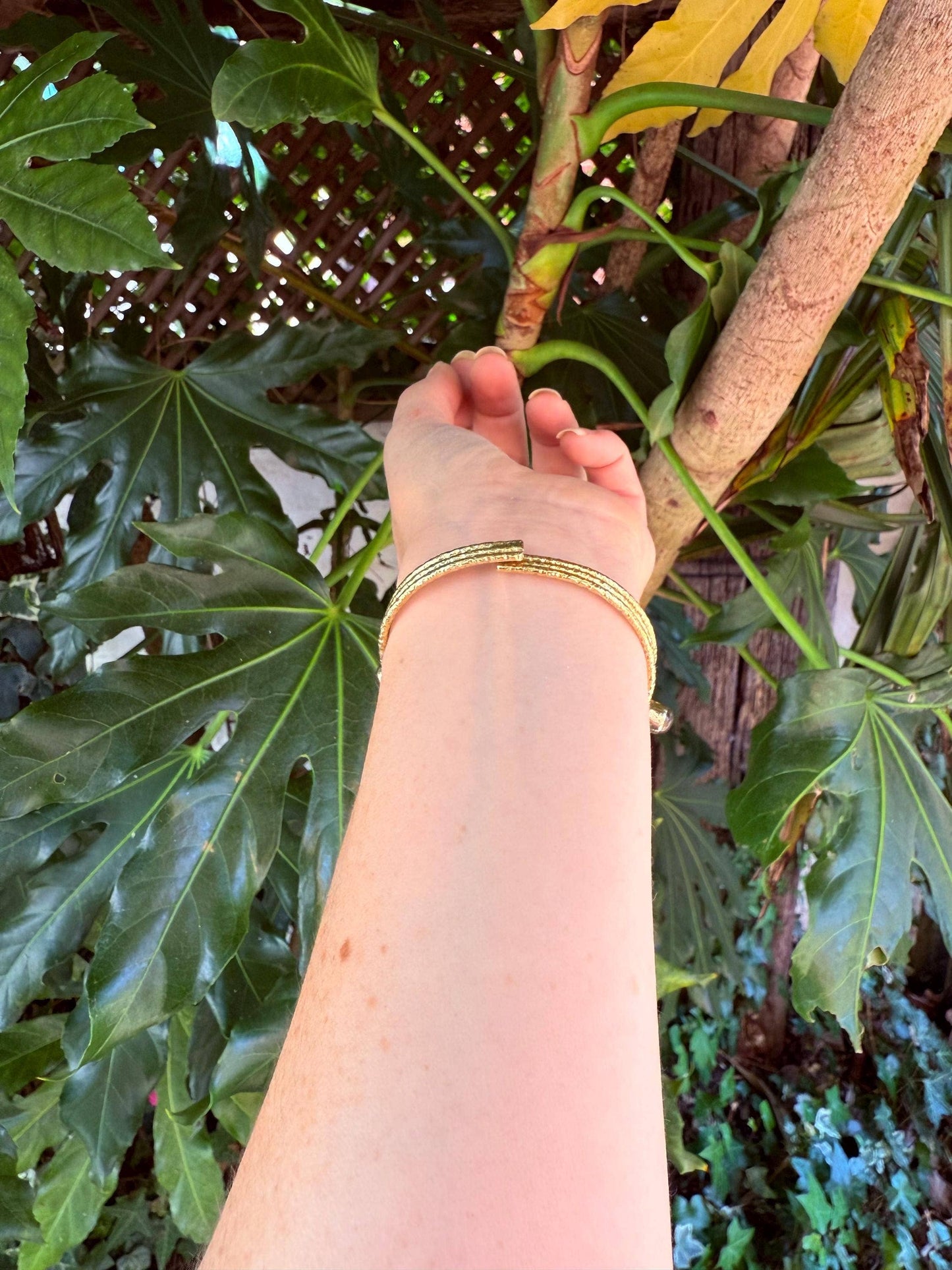 Bracciale in Ottone Martellato con Onice Nero | Regolabile | Artigianale