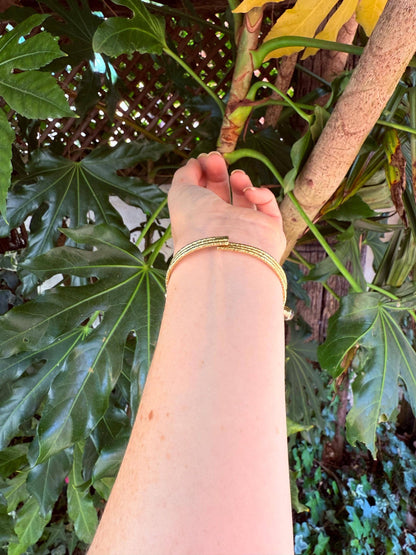 Bracciale in Ottone Martellato con Onice Nero | Regolabile | Artigianale