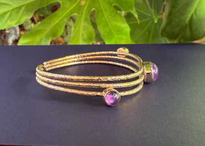Bracciale in Ottone Martellato con Ametista | Regolabile | Artigianale