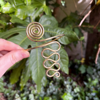 Bracciale a Spirale | Regolabile | Ottone martellato di alta qualità