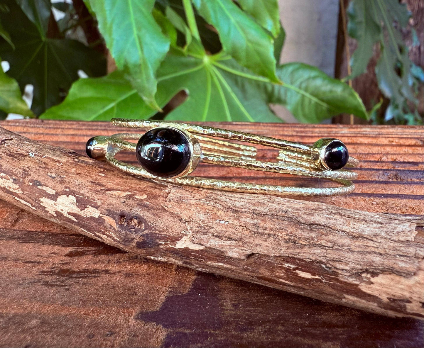 Bracciale in Ottone Martellato con Onice Nero | Regolabile | Artigianale