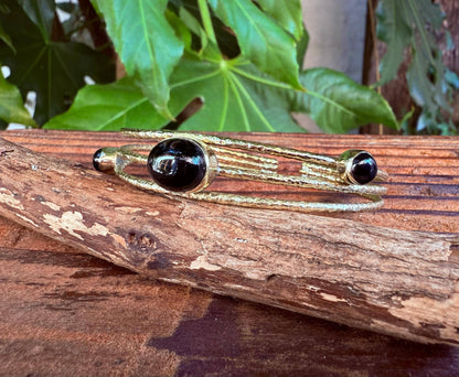 Bracciale in Ottone Martellato con Onice Nero | Regolabile | Artigianale
