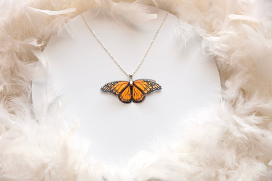 Collana con ciondolo a forma di farfalla monarca fatta a mano in stile boho