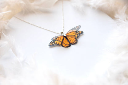 Collana con ciondolo a forma di farfalla monarca fatta a mano in stile boho