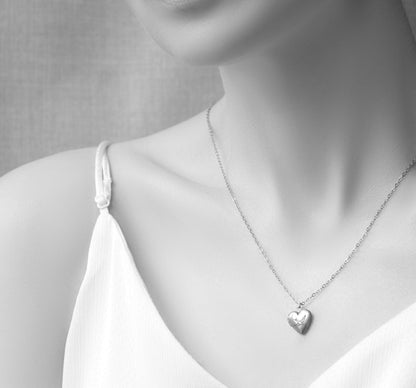 Piccolo medaglione a cuore | Luna e stella | Ottone argentato