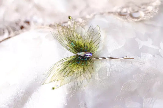 Accessorio fairycore con ali di fata verdi e dettagli iridescenti