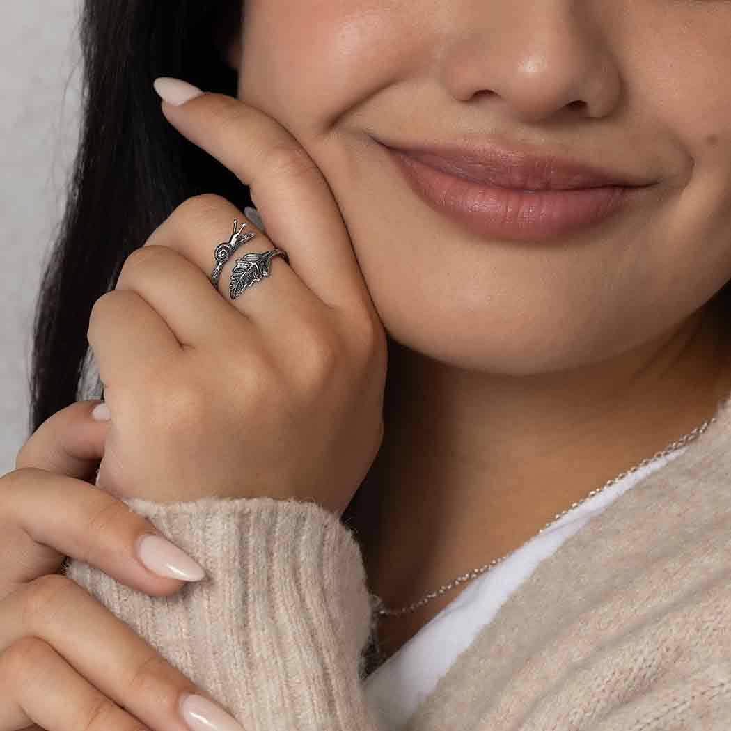 Anello a forma di lumaca regolabile ispirato al sottobosco