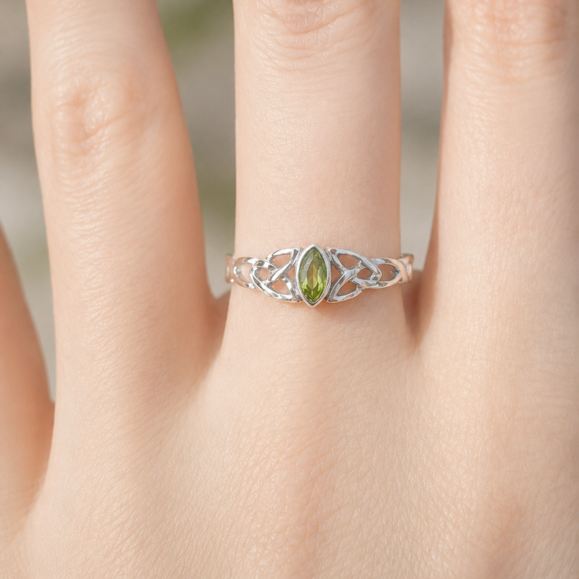 Anello celtico Triquetra in argento 925 con peridoto naturale verde