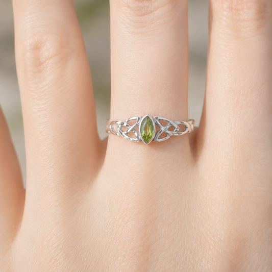 Anello celtico Triquetra in argento 925 con peridoto naturale verde