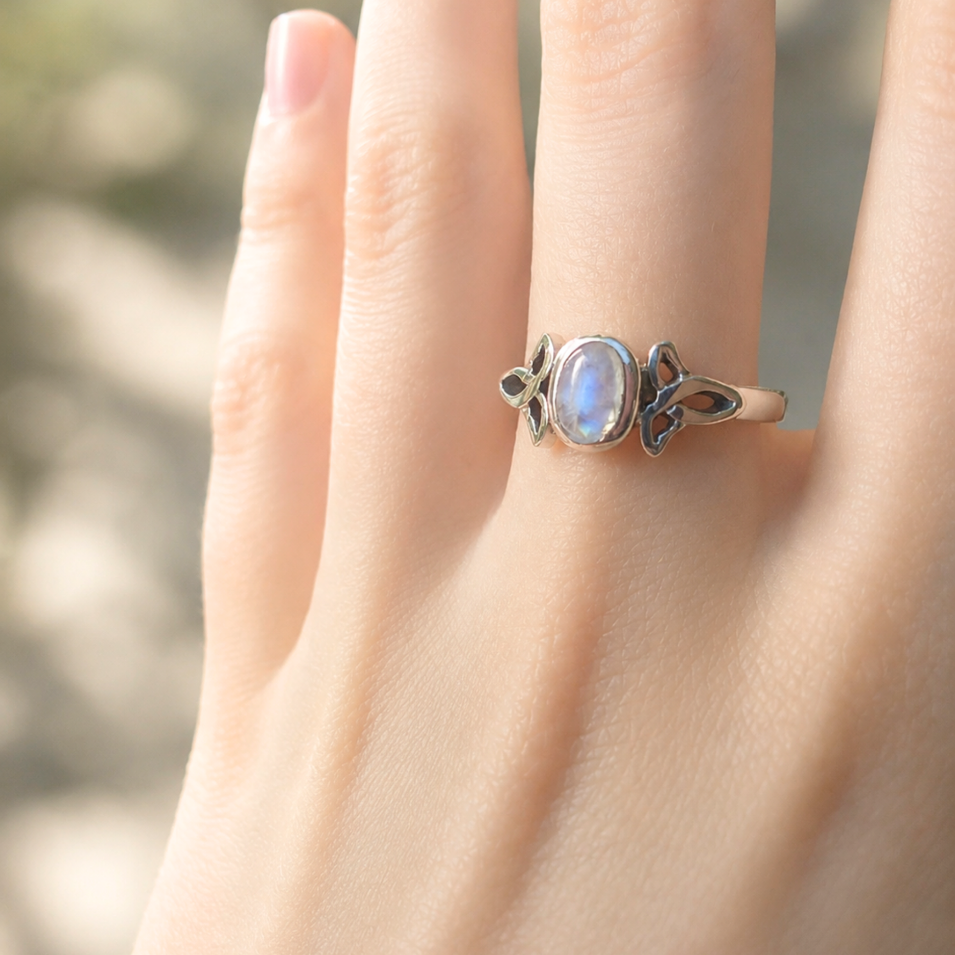 Anello celtico in argento 925 con pietra di luna arcobaleno indossato